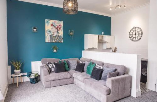 Cleethorpes Apartment | SEAVIEW - Private Balcony - Contractors