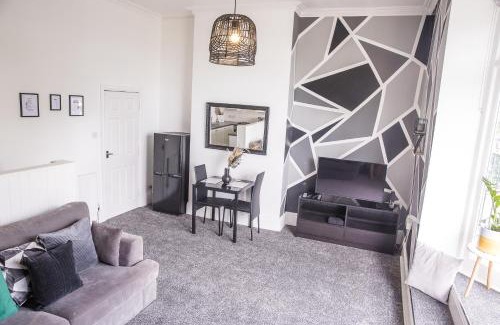 Cleethorpes Apartment | SEAVIEW - Private Balcony - Contractors