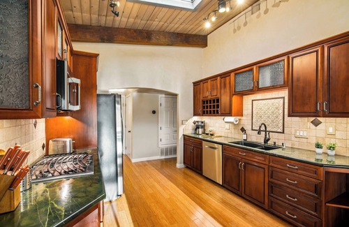 Bay Park House | Seaworld Fireworks View, Hot tub, AC, and Fast Wifi 3BR 2B 4beds 2 sofa beds