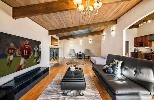 Bay Park House | Seaworld Fireworks View, Hot tub, AC, and Fast Wifi 3BR 2B 4beds 2 sofa beds