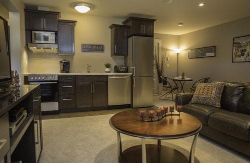 West Porpoise Bay House | Sechelt Inlet views! 1 BR. Private suite in West Porpoise Bay Area STR0077