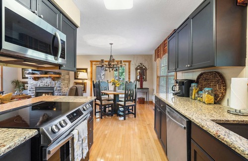 Reeds Spring Cabin | Secluded 1 BDR Cabin in Gated Community – 10 Min to Silver Dollar City!