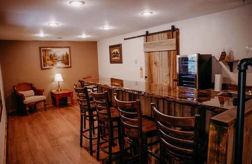 Laurelville Cabin | Secluded 100 Acre Retreat Cabin - Hot Tub - WiFi - Garage