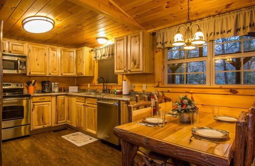 Gatlinburg - Pigeon Forge Cabin | Secluded 2 Bed, Hot Tub, Pool Table, Fire Pit. Enjoy the fall fun at Dollywood!