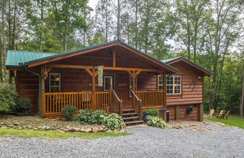 Gatlinburg - Pigeon Forge Cabin | Secluded 2 Bed, Hot Tub, Pool Table, Fire Pit. Enjoy the fall fun at Dollywood!
