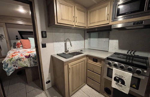 Brenham RV Rental | Secluded adult getaway located in beautiful round top Texas