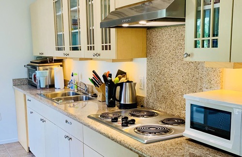 Waimanalo Cottage | Secluded air-conditioned cottage a half block to Waimanalo Beach, 30-day min