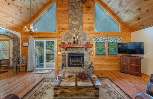 Burnsville Cabin | Secluded + Beautiful Outdoor Spaces + Walkable River Access + Fishing + Hiking