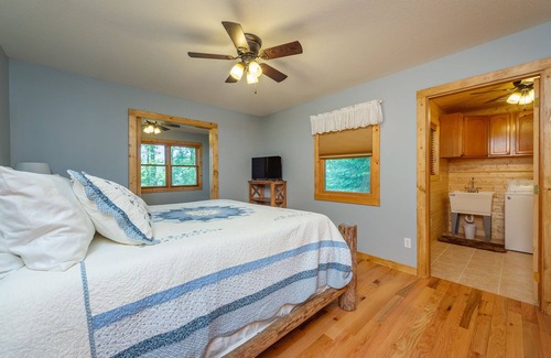 Burnsville Cabin | Secluded + Beautiful Outdoor Spaces + Walkable River Access + Fishing + Hiking