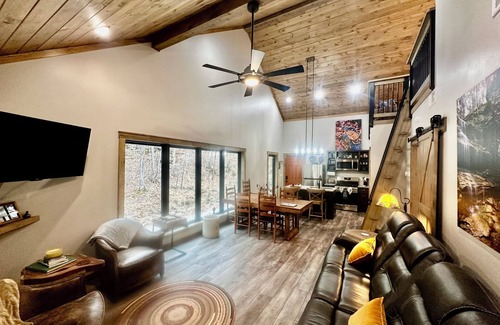 Parthenon Cabin | Secluded cabin next to creek with hot tub + fire pit. Walking distance to river.
