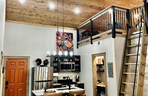 Parthenon Cabin | Secluded cabin next to creek with hot tub + fire pit. Walking distance to river.