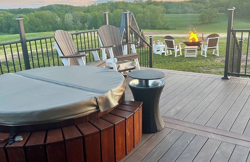 Viola Cabin | Secluded cabin on 75 acres 360 views cedar hot tub infrared sauna outdoor Shower