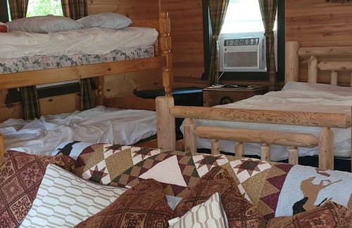 Chillicothe Cabin | Secluded cabin on private lake