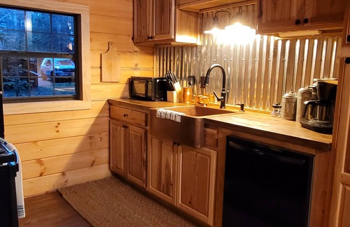 Ten Mile Cabin | Secluded East TN Log Cabin