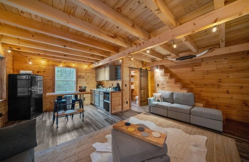 Jamestown Cabin | Secluded Honeymoon Cabin-Hot tub