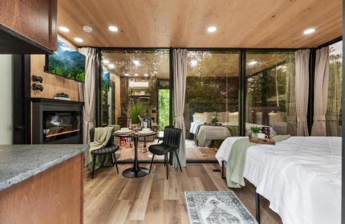 Caton House | Secluded Mirror Cabin-Luxury-Hot Tub-FirePit