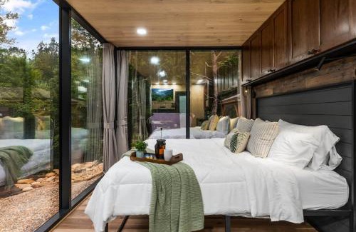 Caton House | Secluded Mirror Cabin-Luxury-Hot Tub-FirePit