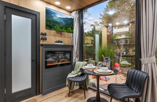 Caton House | Secluded Mirror Cabin-Luxury-Hot Tub-FirePit