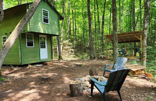 Clear Lake Cabin | Secluded Muskoka Glamping Cabin with Private Lake & Trails
