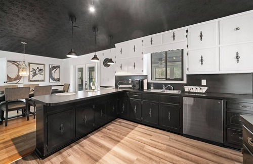 Cliftondale House | Secluded PoolHouse Estate