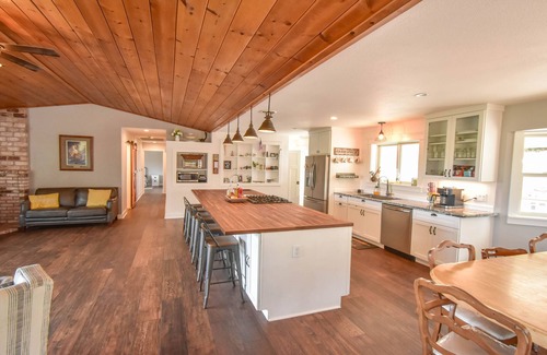 Columbia House | Secluded Remodeled Home on 5 Acres Near Columbia State Park