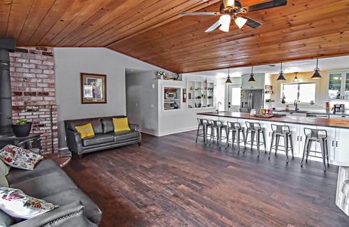 Columbia House | Secluded Remodeled Home on 5 Acres Near Columbia State Park