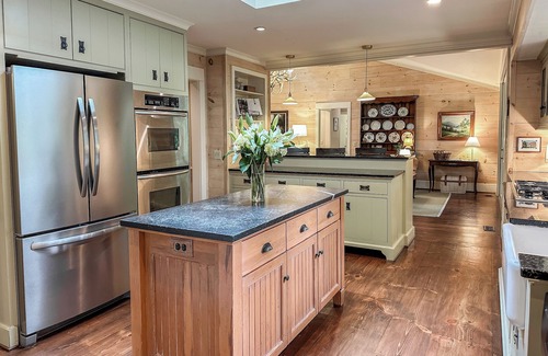 Highlands Hills House | Secluded retreat 5 min from Mainstreet - Covered Deck - Fireplaces - NEW UPDATES