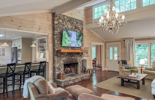 Highlands Hills House | Secluded retreat 5 min from Mainstreet - Covered Deck - Fireplaces - NEW UPDATES