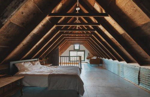 Dunlap House | Secluded rustic 3-bedroom cabin on private land
