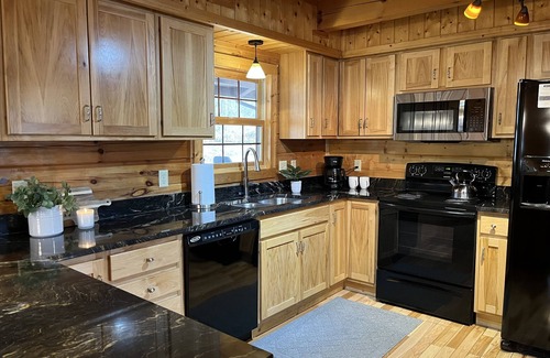 Carbon Hill Cabin | Secluded w/View! Hot tub! Sauna! Sleeps 14!