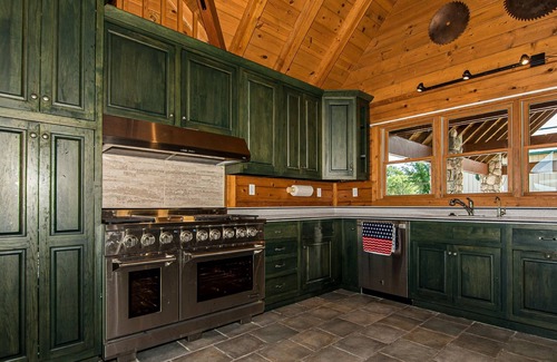 Sabula Cabin | Secluded wooden lodge great for the perfect getaway