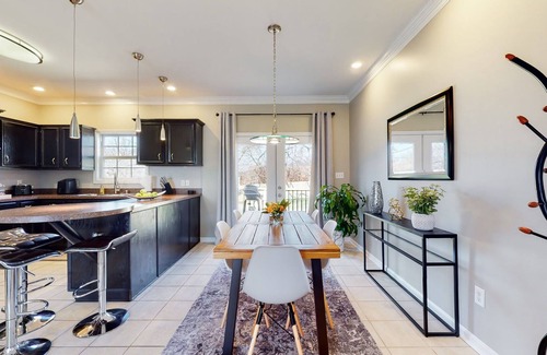 Hillview Apartment | second floor 1 bedroom + office W/D & easy parking