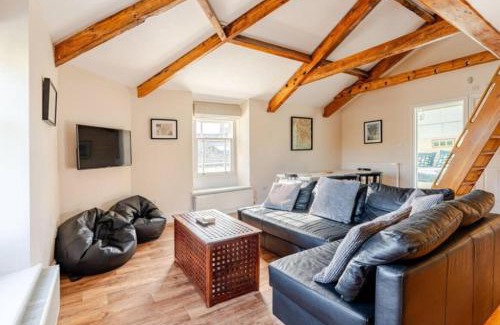 Sedbergh Apartment | Sedbergh Penthouse - KingBed - Tv - Wifi
