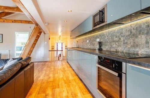 Sedbergh Apartment | Sedbergh Penthouse - KingBed - Tv - Wifi