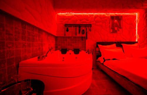 Sector 4 Apartment | Seductive refuge Red rooms Bucharest