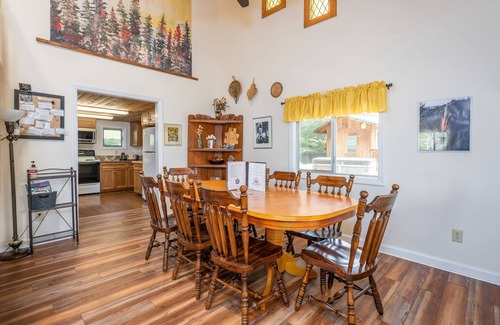 Yosemite Forks House | Selah Cabin- Dog Friendly/BBQ/Level 2 EV Charger