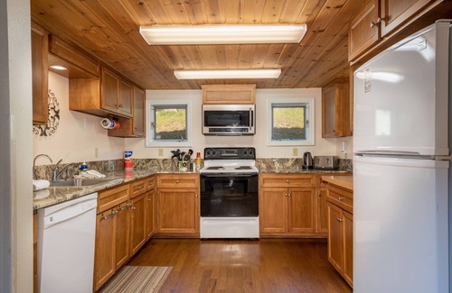Yosemite Forks House | Selah Cabin- Dog Friendly/BBQ/Level 2 EV Charger