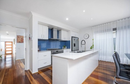 Clyde North House | Selandra Rise - 4 bedroom Private Charm