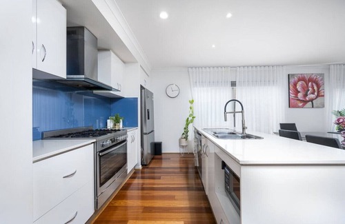 Clyde North House | Selandra Rise - 4 bedroom Private Charm