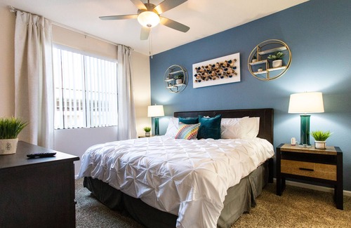 Stevenson Ranch Apartment | ✔Self Check-in✔W/D✔A/C✔3 TVs✔2 King Beds ✔1 Parking