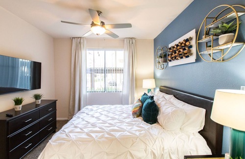 Stevenson Ranch Apartment | ✔Self Check-in✔W/D✔A/C✔3 TVs✔2 King Beds ✔1 Parking