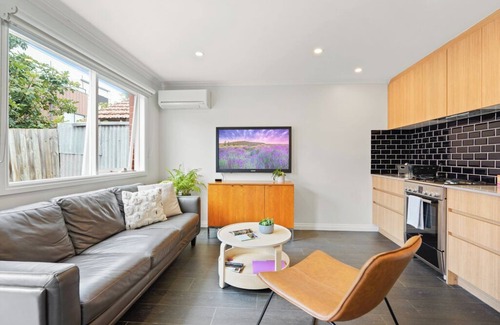 St. Kilda East Villa | Self Contained Unit in Central Location