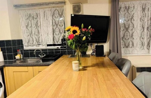 Lewisham Apartment | Self contained 1 bed flat next to transport for Canary Wharf and Excel