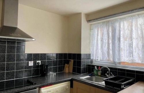 Lewisham Apartment | Self contained 1 bed flat next to transport for Canary Wharf and Excel