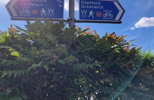 Lewisham Apartment | Self contained 1 bed flat next to transport for Canary Wharf and Excel