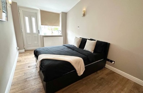 Northenden Apartment | self contained annex in quiet Northenden location 6 mins from Manchester airport