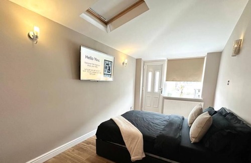 Northenden Apartment | self contained annex in quiet Northenden location 6 mins from Manchester airport