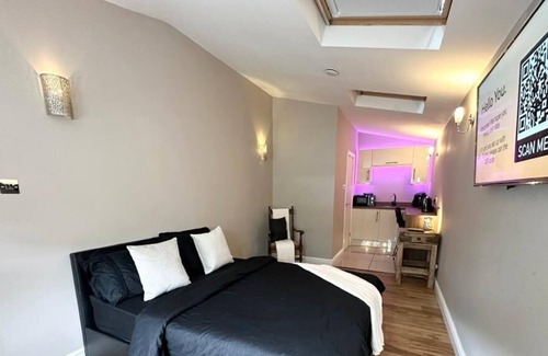 Northenden Apartment | self contained annex in quiet Northenden location 6 mins from Manchester airport