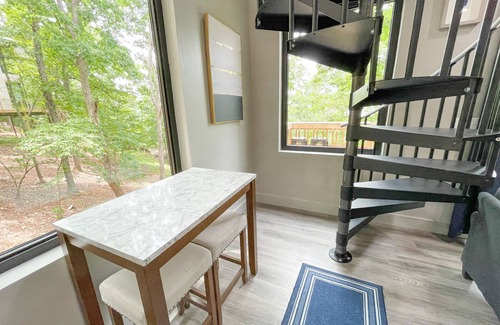 Rocky Mount Cottage | Selina @ Cobblepot Cottages - Cozy Treehouse for 2 with Amazing Views!