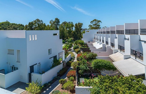 Conil de la Frontera Cottage | Semi-detached villa in exclusive residential complex with shared pool